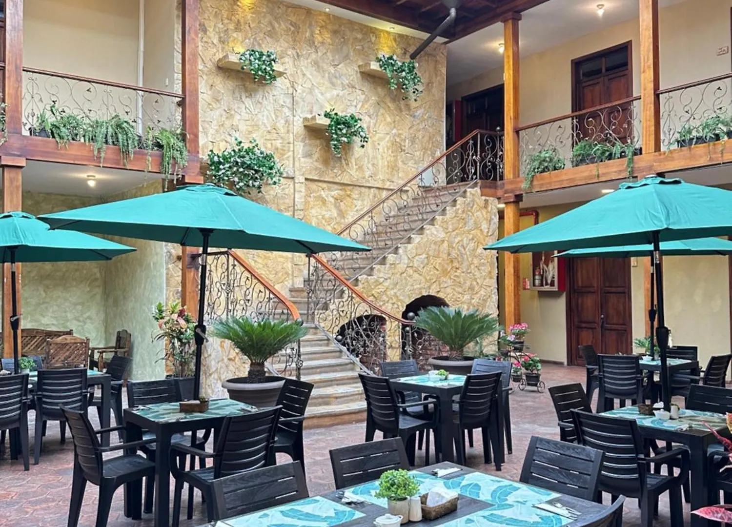 Nass Central Garden Cuenca Hotel